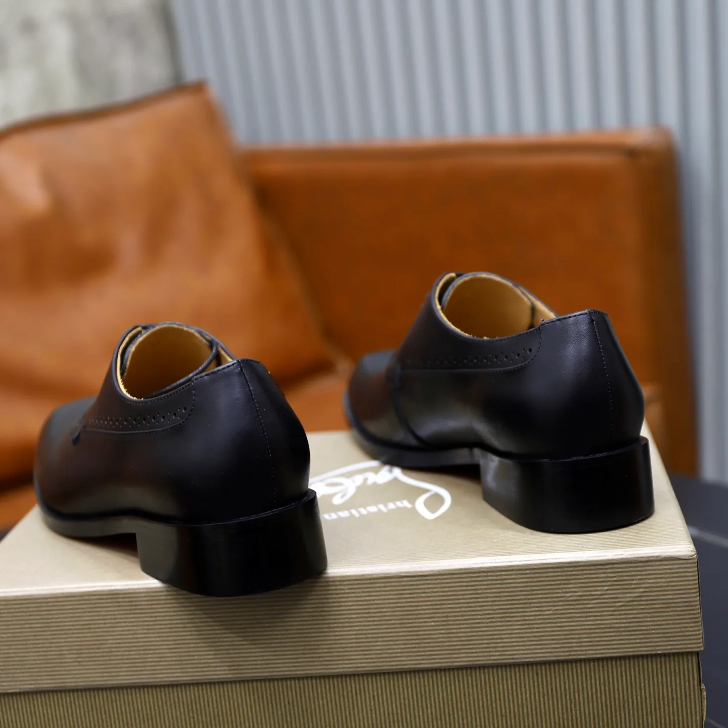 Ex-factory price: 680💰Christia*.Loubouti*🆑High-end men’s business formal leather shoes｜Classic red sole shoes｜Original imported first-layer cowhide｜Water-dyed cowhide lining｜Italian imported red rubber outsole｜High-end luxury｜Perfect interpretation of fashion, sunshine, style, suitable for various occasions Size: 38-44 (customized for 45, 46, 47)